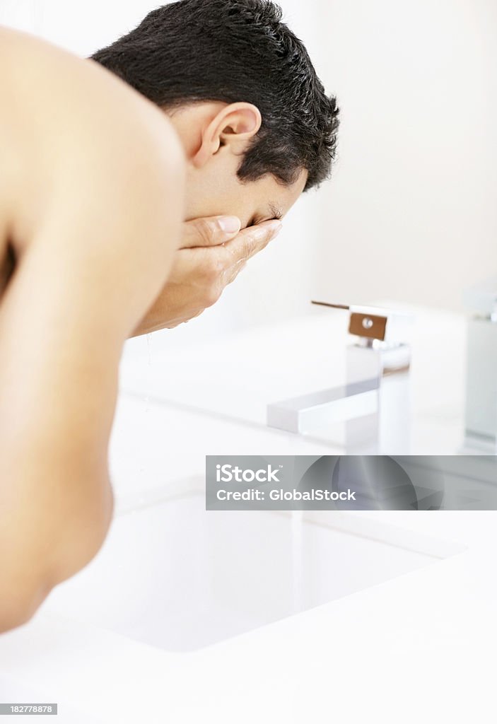 若い男性の顔を洗うのバスルーム - 洗顔のロイヤリティフリーストックフォト