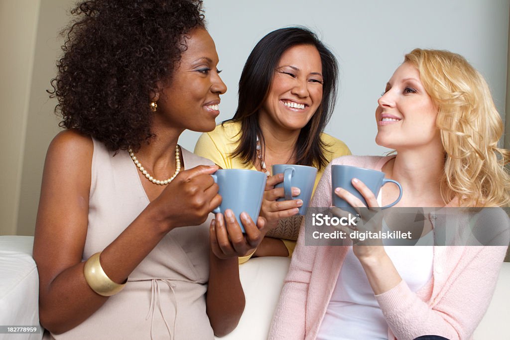 Kobiety picie kawy - Zbiór zdjęć royalty-free (Herbata - gorący napój)
