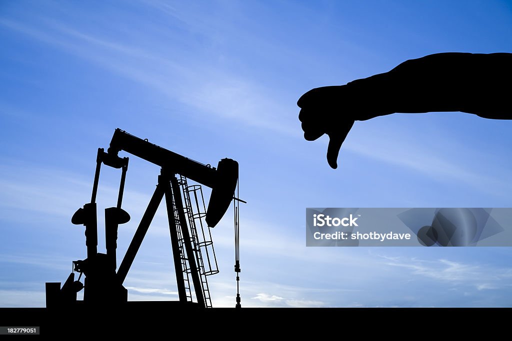 Polegares para baixo na indústria petrolífera - Foto de stock de Abastecer royalty-free
