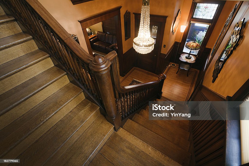 Escalier en bois à l'intérieur, un Foyer de Style victorien restauré et rénové, la - Photo de Vieux libre de droits