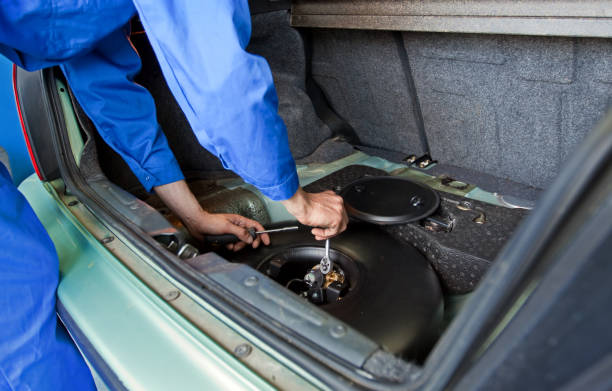 mecânico de carros e instalação a gpl - auto repair shop adult auto mechanic blue imagens e fotografias de stock