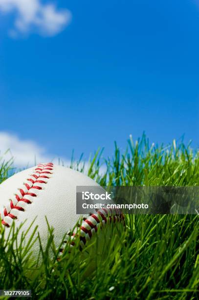 Foto de Novo Beisebol Sentado No Gramado e mais fotos de stock de Beisebol - Beisebol, Bola de Beisebol, Céu - Fenômeno natural