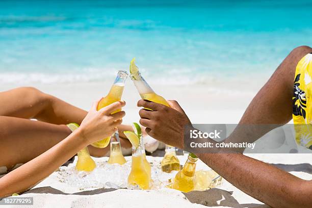 Par Tomar El Sol En La Playa Caribeña Y Haciendo Un Brindis Foto de stock y más banco de imágenes de Cerveza