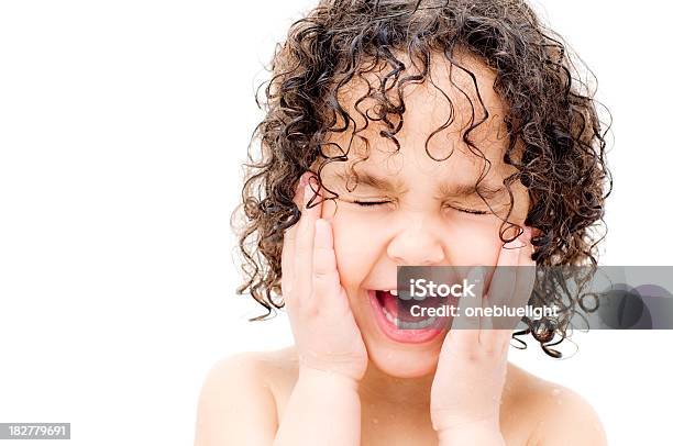 Strillare A Figlio A Su Sfondo Bianco - Fotografie stock e altre immagini di Bagno - Bagno, Bambino, Humour