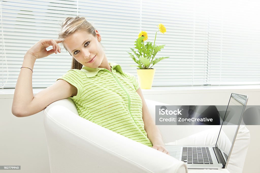 Joven hermosa Chica trabaja con la computadora portátil - Foto de stock de Adulto libre de derechos