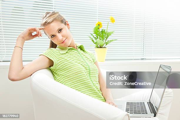 Joven Hermosa Chica Trabaja Con La Computadora Portátil Foto de stock y más banco de imágenes de Adulto