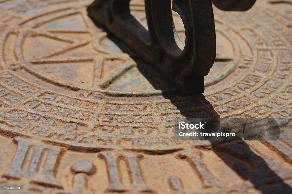 Sun Dial Macro - Foto stock royalty-free di Ambientazione esterna