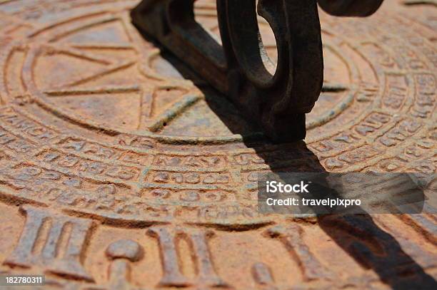 Sun Dial Macro - Fotografie stock e altre immagini di Ambientazione esterna - Ambientazione esterna, Antico - Condizione, Antico - Vecchio stile