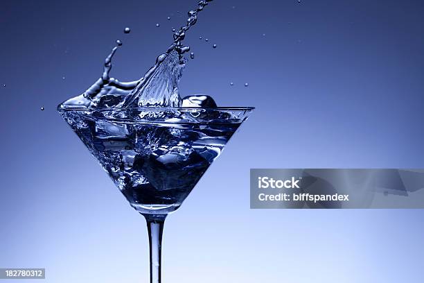 Salpicaduras De Martini Foto de stock y más banco de imágenes de Agua - Agua, Agua potable, Azul