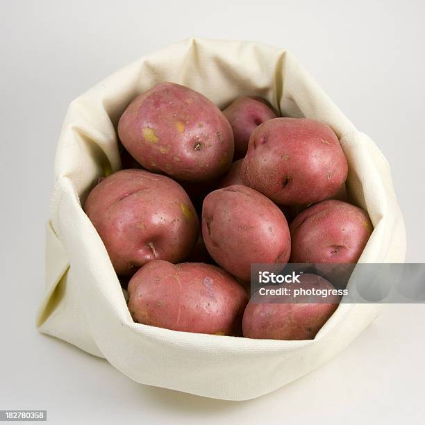 Sacco Di Patate Rosso - Fotografie stock e altre immagini di Borsa - Borsa, Patata rossa, Alimentazione sana