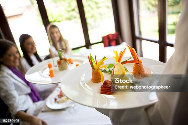 Servir Comida De - Fotografias de stock e mais imagens de Prato - Refeição - Prato - Refeição, Empregado de Mesa, Restaurante