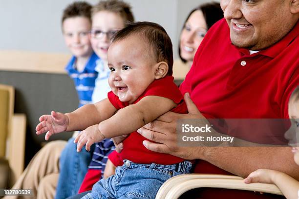 Photo libre de droit de Bébé Dans Une Salle Dattente banque d'images et plus d'images libres de droit de Adolescent - Adolescent, Latino-américain, Famille