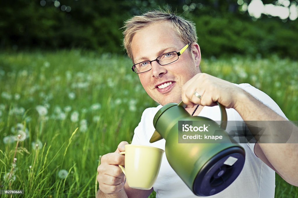 Homem ao ar livre com thermos e café - Foto de stock de 25-30 Anos royalty-free