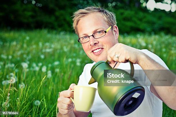 Foto de Homem Ao Ar Livre Com Thermos E Café e mais fotos de stock de 25-30 Anos - 25-30 Anos, 30 Anos, 30-34 Anos