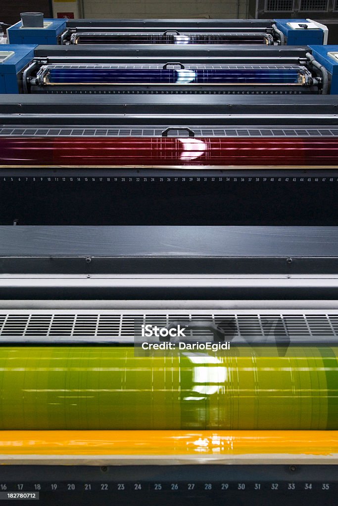 Dettaglio di quattro colori di stampa in macchina - Foto stock royalty-free di Industria tipografica