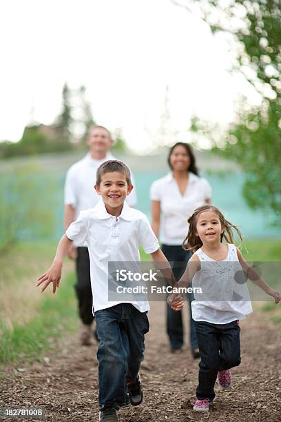 Famiglia Felice - Fotografie stock e altre immagini di Fratello - Fratello, Sorella, Adulto