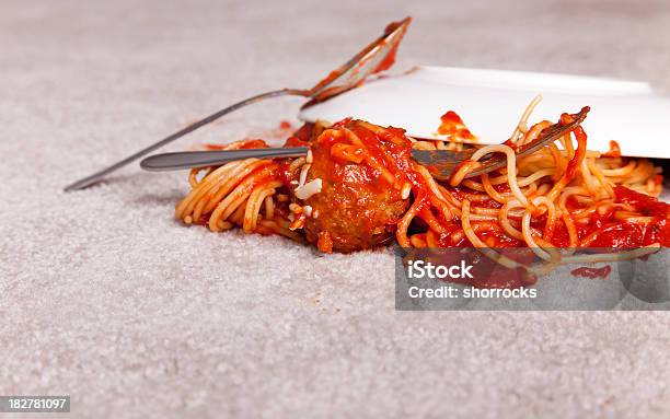 Molho De Tomate Manchas No Tapete - Fotografias de stock e mais imagens de Carpete - Carpete, Desarrumação, Esparguete