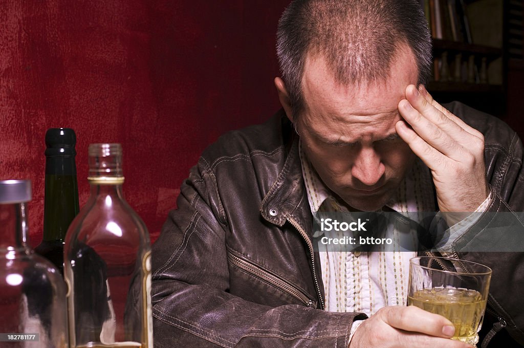 Подавленное и только 40-летний мужчина, пьющий - Стоковые фото 40-44 года роялти-фри