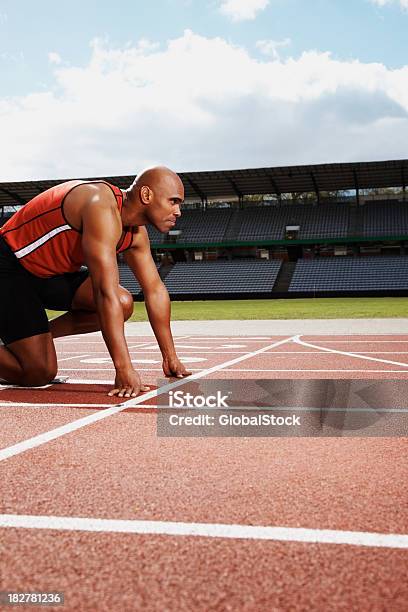 Photo libre de droit de Athlète À La Ligne De Départ De La Piste De Jogging banque d'images et plus d'images libres de droit de Athlétisme