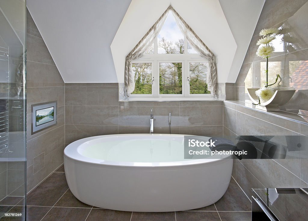 Роскошные Горячая ванна и телевизор с плоским экраном - Стоковые фото Ванная или туалет роялти-фри