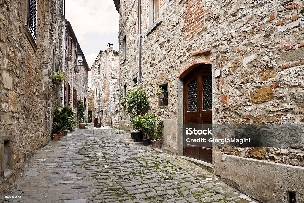 Starożytny Alley w toskańskiej miejscowości, Region Chianti - Zbiór zdjęć royalty-free (Region Chianti)
