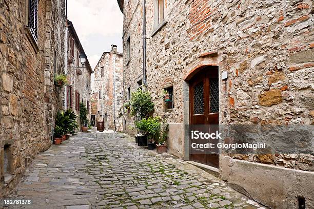 Foto de Viela Antiga Vila Toscana Na Região De Chianti e mais fotos de stock de Castelo - Castelo, Região de Chianti, Aldeia