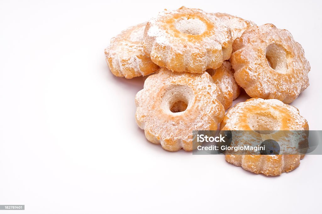 Biscuits italiens sur fond blanc, à l'heure du petit déjeuner - Photo de Aliment libre de droits