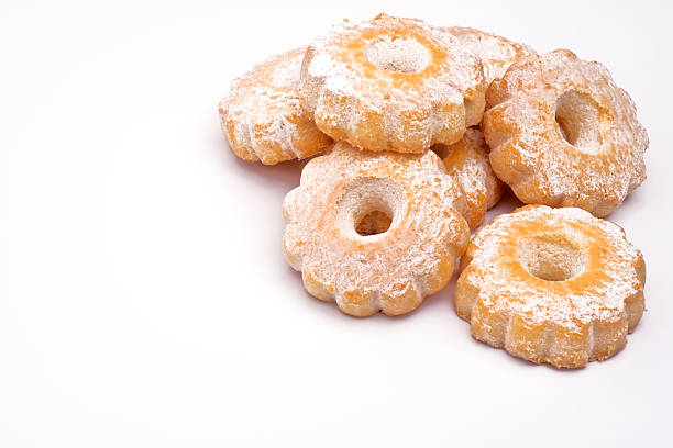 흰색 배경의 이탈리어어 비스켓, 아침 식사 시간 - biscotti cookie morning temptation 뉴스 사진 이미지