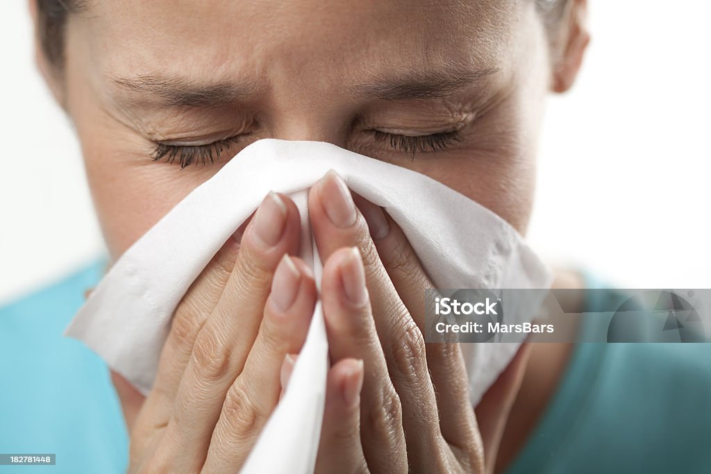 Mulher sneezing close-up - Foto de stock de Adulto royalty-free