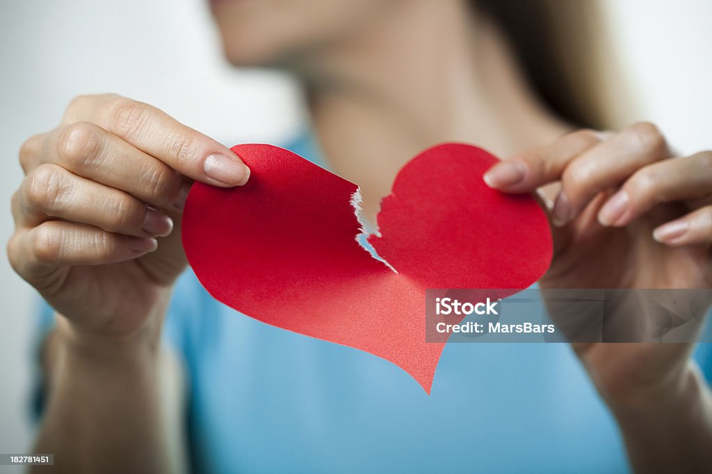 Rasgar um coração de papel, breakup conceito - Royalty-free Dificuldades em Relações Foto de stock