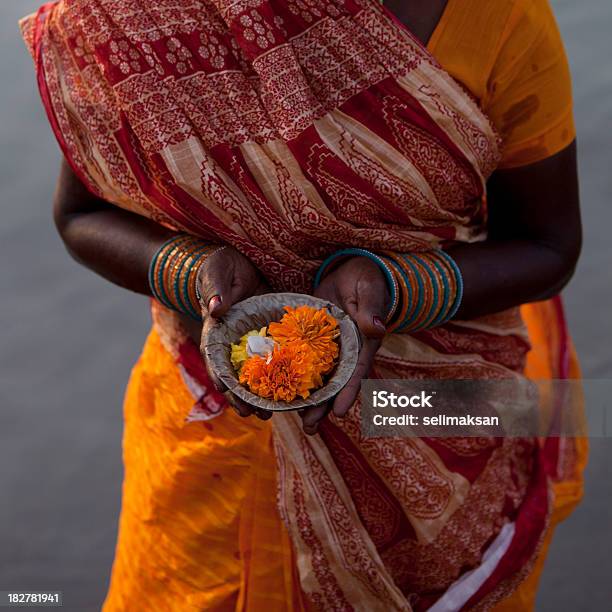 인도어 여자 단열성이 For The Gods In 바라나시 꽃-식물에 대한 스톡 사진 및 기타 이미지 - 꽃-식물, 인도-인도아 대륙, 금잔화-온대 식물