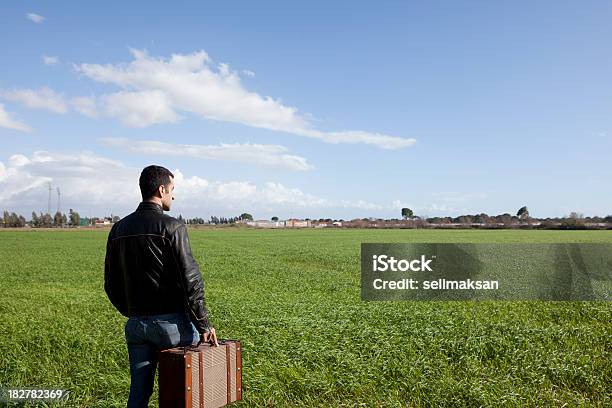 若い男性の保持スーツケースの草地 - 1人のストックフォトや画像を多数ご用意 - 1人, スーツケース, ヤングアダルト