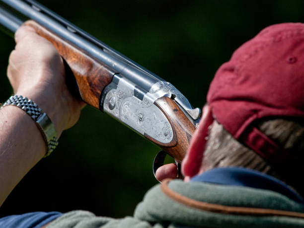 hombre tiro de pichón - skeet shooting shooting clay target shooting fotografías e imágenes de stock
