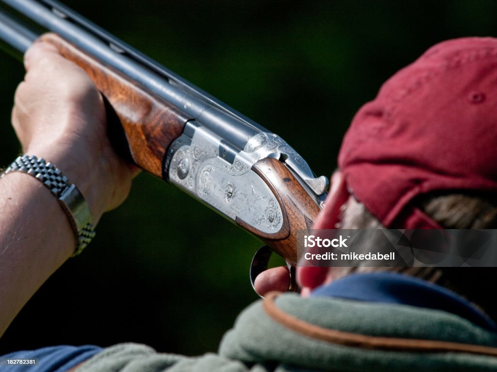 Man tir pigeons d'argile - Photo de Ball-trap libre de droits