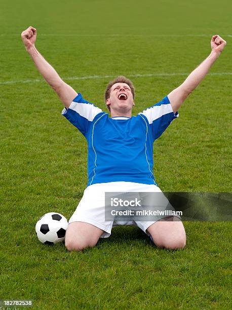 Photo libre de droit de Joueurs De Football Célébrant La Victoire Se Trouve Sur Un Terrain De Football banque d'images et plus d'images libres de droit de Joueur de football