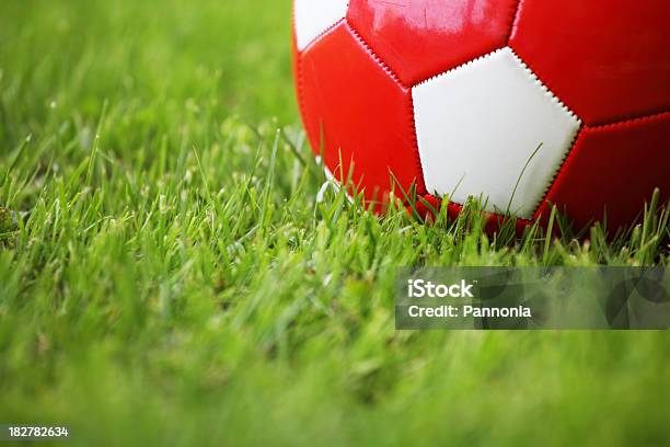 Rojo Pelota De Fútbol En Hierba Foto de stock y más banco de imágenes de Aire libre - Aire libre, Blanco - Color, Brizna de hierba