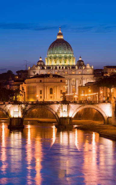 st peters basilica e fiume tevere a roma, italia - st peters basilica foto e immagini stock