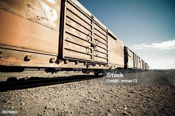 Foto de Trem Na Boliviano Altipiano e mais fotos de stock de Trem - Trem, Laranja - Descrição de Cor, Mercadoria