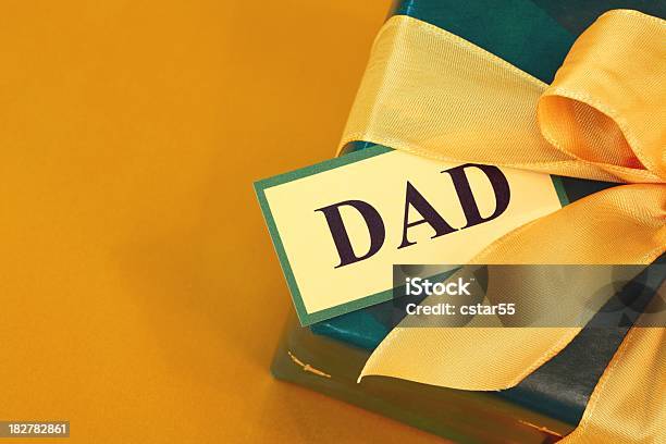 Dzień Ojca Lub Urodziny Pudełko Na Prezent Owinięty Dla Taty - zdjęcia stockowe i więcej obrazów Bez ludzi