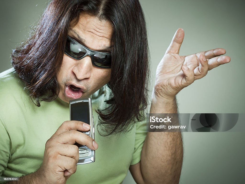 Feliz na moda homem canta no telemóvel - Royalty-free Gente comum Foto de stock