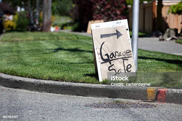 Señal De Venta De Garaje Foto de stock y más banco de imágenes de 2000-2009 - 2000-2009, Aire libre, Calle