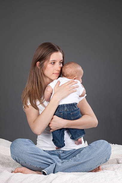 matka bezpieczną dziecka - teenage pregnancy mother social issues family zdjęcia i obrazy z banku zdjęć