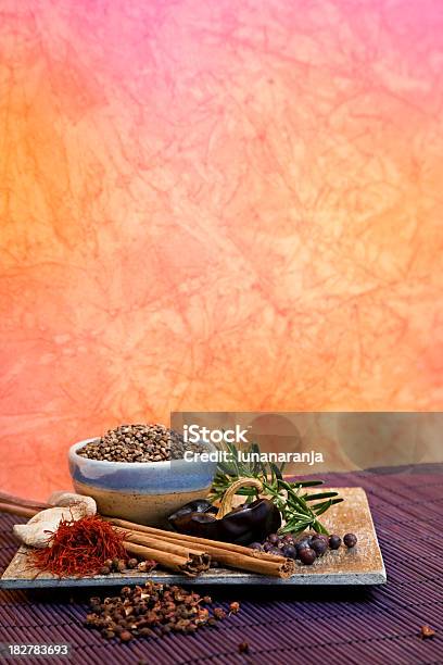 Spices Con Espacio De Copia Foto de stock y más banco de imágenes de Baya - Baya, Canela - Especia, Enebro