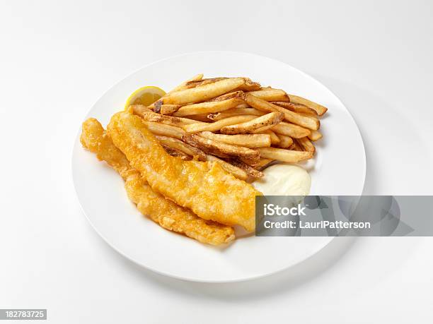 Estilo Inglês Peixe Com Batata Frita - Fotografias de stock e mais imagens de Dois Objetos - Dois Objetos, Frito em Gordura Abundante, Peixe com Batata Frita