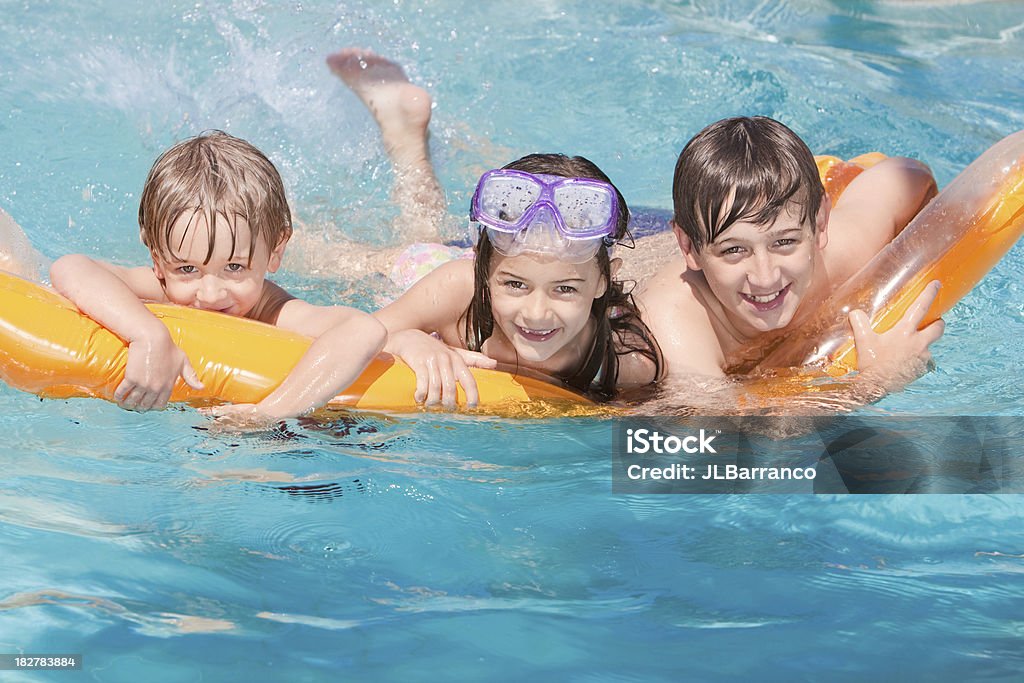 세 어린이 게임하기 따라 유동 수영장 - 로열티 프리 12-13세 스톡 사진