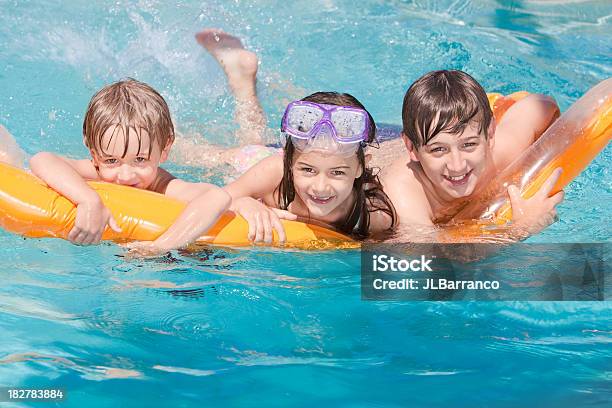 세 어린이 게임하기 따라 유동 수영장 12-13세에 대한 스톡 사진 및 기타 이미지 - 12-13세, 3 명, 4-5세