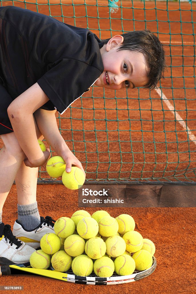 남자아이, 테니스 공을 - 로열티 프리 네트-스포츠 장비 스톡 사진