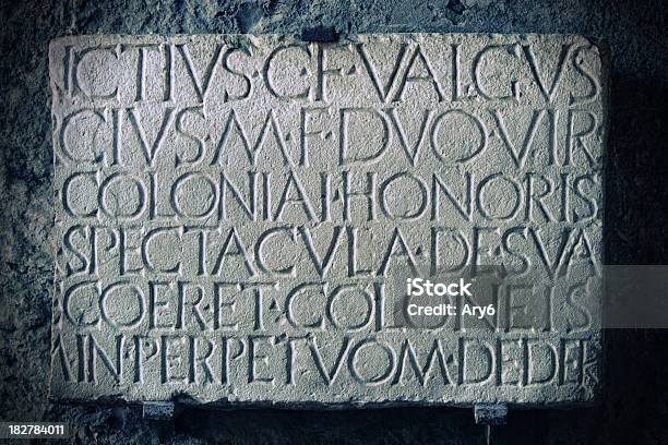 Scrivere Su Pietra Ingresso Della Anfiteatro Pompei Italia - Fotografie stock e altre immagini di Lavoro d'intaglio