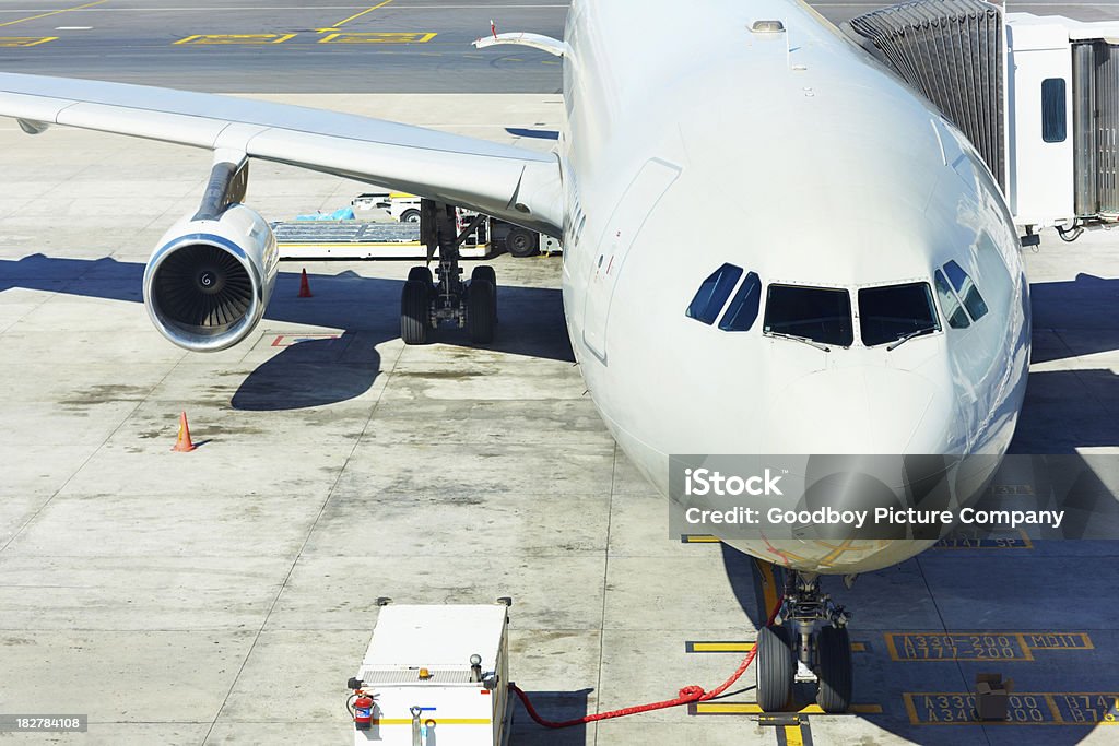 Airliner an einem Flughafen mit Boden-Einheit - Lizenzfrei Abschied Stock-Foto