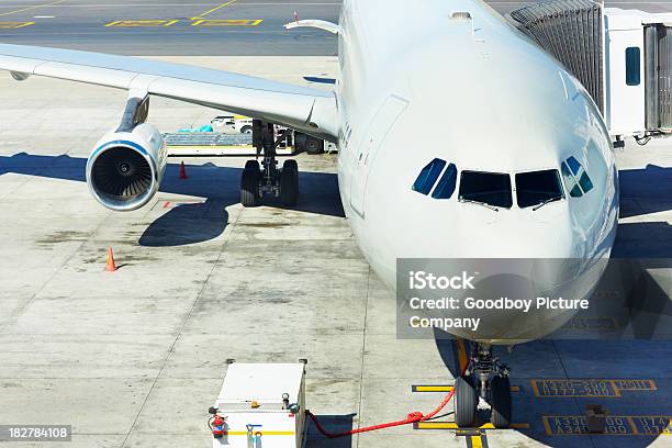Avión En El Aeropuerto Con Una Unidad De Conexión A Tierra Foto de stock y más banco de imágenes de Aeropuerto